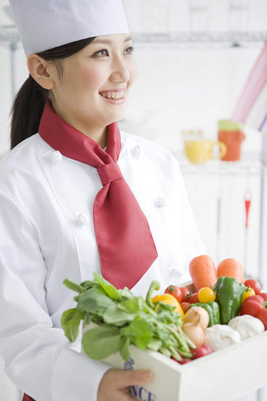 东方人,脸,头,脸颊,一个人,厨师,站,捧,竖图,室内,白天,正面,工作服,制服,萝卜,胡萝卜,辣椒,蔬菜,西红柿,亚洲,仅一个年轻女性,仅一个女性,仅一个人,服装,新鲜,食品,注视,黄种人,食物,衣服,观察,看,站着,服饰,有机食品,绿色食品,观看,察看,衣着,穿着,关注,彩椒,辣角,红海椒,大椒,辣虎,广椒,工作制服,衣饰,年轻女性,女人,女性,亚洲人,头部,脸部,脸蛋,面部,厨师长,厨子,大厨,主厨,甜椒,柿子椒,辣子,红萝卜,海椒,甘荀,番茄,番椒,灯笼椒,端,端着,捧着,手捧,站立,半身,彩图,工作套服