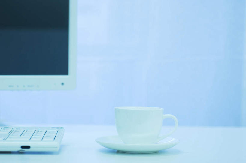 无人,横图,室内,特写,白天,白色背景,正面,显示器,桌子,静物,杯子,餐具,瓷器,碟子,盘,屏幕,办公桌,墙,咖啡杯,陶瓷制品,一杯,显示屏,墙壁,墙面,白色,盘子,碟,摄影,影棚,一台,瓷杯,输出设备,彩图,影棚拍摄,拍摄