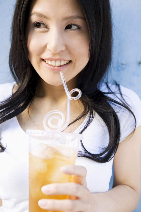 东方人,一个人,站,竖图,室内,白天,正面,T恤衫,幸福,茶,杯子,亚洲,仅一个年轻女性,仅一个女性,仅一个人,服装,塑料,茶叶,拿,T恤,拿着,注视,休闲装,黄种人,娱乐,饮料,衣服,白色,黑色,塑料制品,吸管,纸制品,观察,看,站着,享受,休闲,温馨,休闲服,放松,乐趣,服饰,观看,纸杯,察看,空心,提神,舒适,关注,一次性杯子,醒脑,饮管,年轻女性,女人,女性,亚洲人,长发,站立,半身,彩图,圆柱状