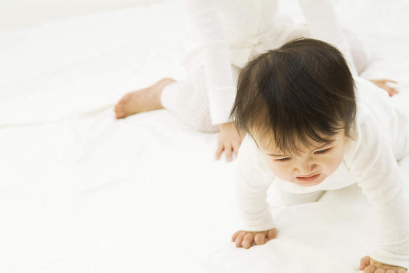 东方人,婴儿,儿童,两个人,家庭,母亲,横图,俯视,室内,白天,白色背景,纯洁,床,卧室,亚洲,服装,床单,休闲装,黄种人,被子,小孩,衣服,趴着,休闲,温暖,温馨,一家人,休闲服,可爱,母爱,童年,童趣,摄影,服饰,单人床,活泼,影棚,和睦,被单,宝宝,童真,纯真,烂漫,无邪,母婴,伶俐,天真,年轻女性,女人,女性,亚洲人,孩子,年轻人,趴,半身,彩图,高角度拍摄,影棚拍摄,拍摄,睡房,卧房,融洽