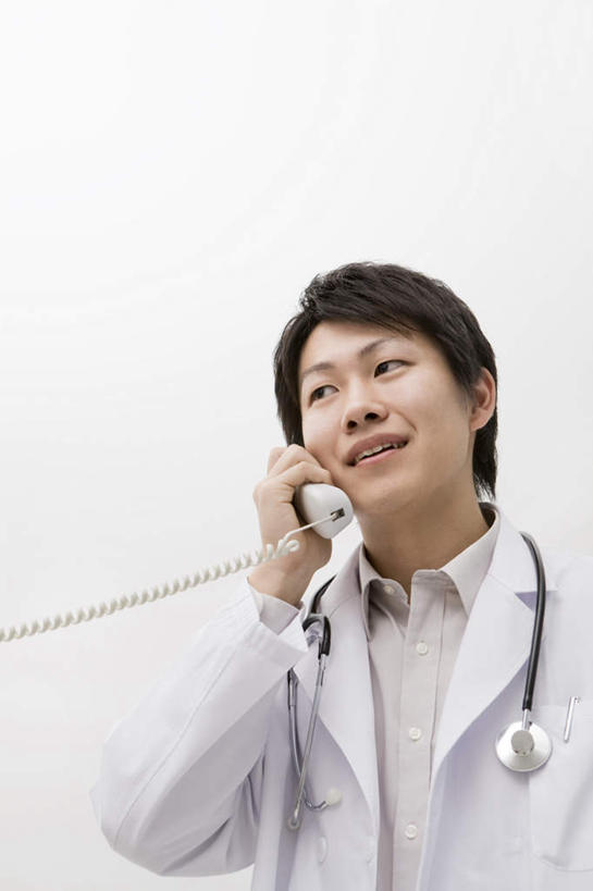 东方人,一个人,医生,站,笑,打电话,微笑,竖图,室内,白天,白色背景,仰视,工作服,制服,电话,手机,亚洲,仅一个男性,仅一个人,拿,拿着,注视,黄种人,通讯设备,仅一个年轻男性,观察,看,站着,医护人员,医疗人员,摄影,影棚,观看,察看,白大褂,关注,工作制服,交流,男人,男性,年轻男性,亚洲人,大夫,沟通,通话,站立,半身,彩图,低角度拍摄,影棚拍摄,工作套服,拍摄