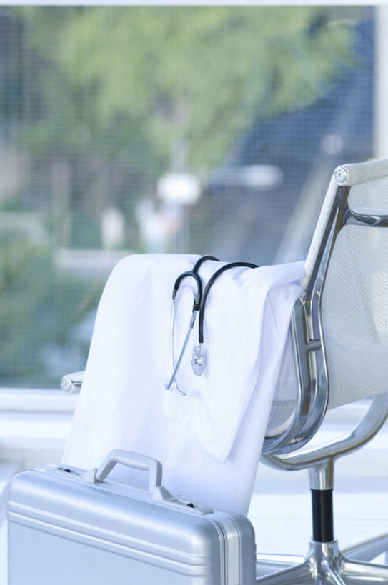 无人,竖图,室内,特写,白天,正面,植物,窗户,椅子,材料,档案,文件,玻璃窗,树,树木,绿色,自然,会议椅,听诊器,资料,生长,成长,办公椅,医疗设备,白大褂,文档,医疗器械,医疗工具,商务椅,培训椅,检测工具,彩图