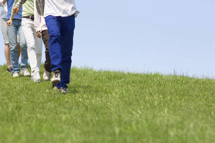 东方人,伙伴,朋友,站,走,横图,室外,白天,正面,友谊,草地,草坪,植物,亚洲,一排,阴影,服装,整齐,光线,影子,许多人,休闲装,黄种人,草,排列,衣服,绿色,阳光,站着,一群人,休闲,休闲服,服饰,队列,友情,男人,男性,年轻男性,年轻女性,女人,女性,亚洲人,步行,散步,站立,走路,半身,彩图