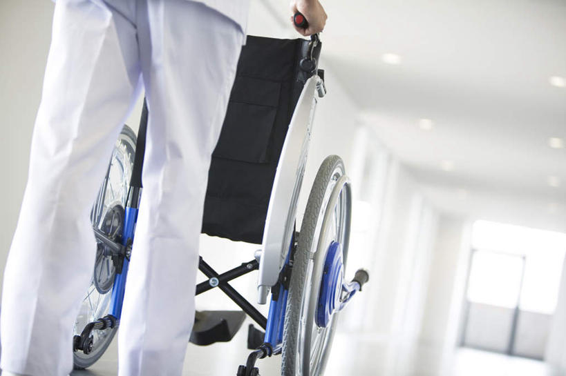 东方人,一个人,医院,站,推,横图,室内,白天,仰视,照明,亚洲,仅一个男性,仅一个人,服装,工具,走道,走廊,过道,灯光,休闲装,黄种人,顶灯,灯,仅一个年轻男性,衣服,轮椅,灯具,复健,站着,休闲,康复,休闲服,器械,服饰,照亮,医疗设备,照明设备,医疗器械,医疗工具,医疗机构,辅助设备,男人,男性,年轻男性,亚洲人,站立,半身,彩图,低角度拍摄,病院,诊所