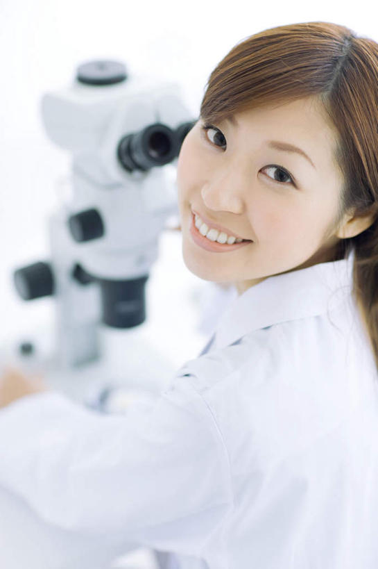 东方人,一个人,科学家,坐,笑,微笑,露齿笑,竖图,俯视,室内,白天,工作服,制服,实验,仪器,亚洲,仅一个年轻女性,仅一个女性,仅一个人,检查,朦胧,模糊,研究,反射,分析,科学,显微镜,实验室,研究室,注视,黄种人,黑色,观察,看,清晰,探索,放大,观看,仔细,透镜,科研,察看,凸透镜,聚焦,关注,化验,检验,研究所,科学研究者,化验室,检验室,光学,清楚,工作制服,年轻女性,女人,女性,亚洲人,长发,科学工作者,抬头,仰头,坐着,半身,彩图,高角度拍摄,工作套服