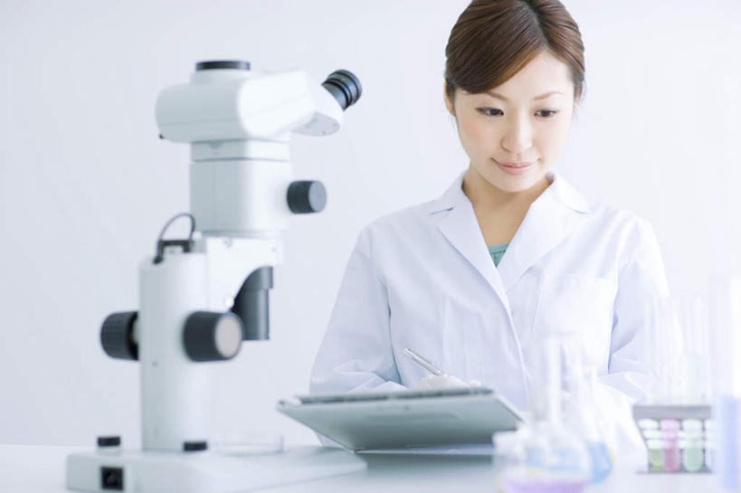 东方人,一个人,科学家,站,横图,室内,白天,正面,工作服,制服,实验,仪器,亚洲,仅一个年轻女性,仅一个女性,仅一个人,检查,研究,透明,反射,分析,科学,化学,测试,烧瓶,显微镜,实验室,研究室,注视,黄种人,玻璃制品,黑色,玻璃瓶,瓶子,观察,看,站着,器皿,清晰,探索,放大,观看,仔细,透镜,科研,察看,凸透镜,聚焦,关注,化验,检验,研究所,科学研究者,玻璃仪器,试验耗材,实验用品,平底烧瓶,化验室,检验室,光学,清楚,工作制服,年轻女性,女人,女性,亚洲人,长发,科学工作者,站立,半身,彩图,工作套服