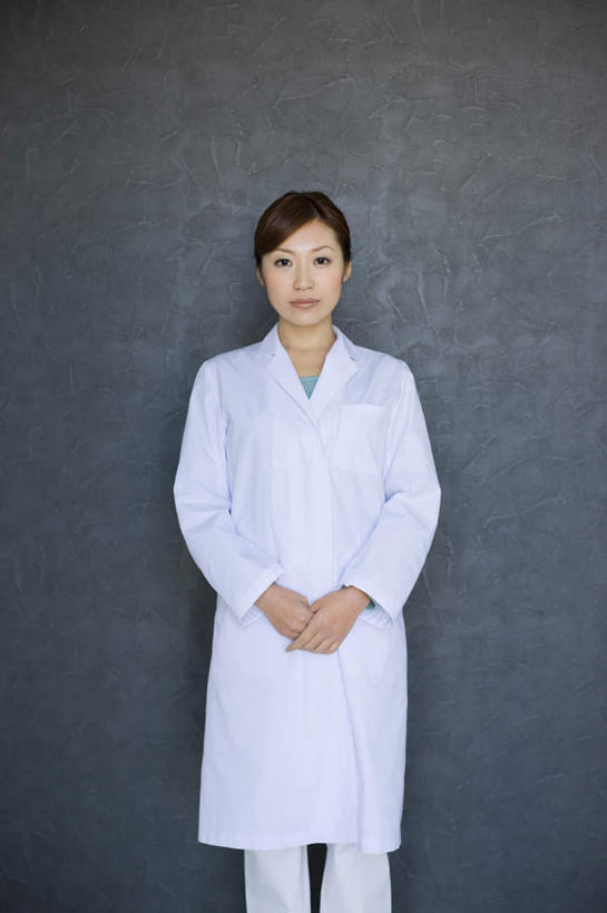 东方人,一个人,科学家,站,笑,微笑,竖图,室内,白天,正面,工作服,制服,亚洲,仅一个年轻女性,仅一个女性,仅一个人,灰色背景,注视,黄种人,观察,看,站着,摄影,影棚,观看,察看,关注,科学研究者,工作制服,年轻女性,女人,女性,亚洲人,科学工作者,站立,半身,彩图,影棚拍摄,工作套服,拍摄