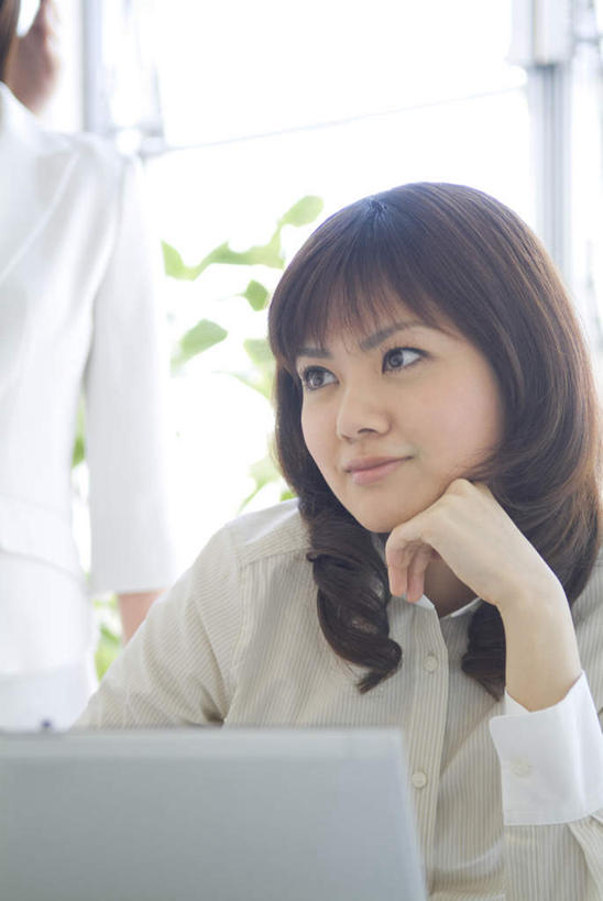 东方人,一个人,商务人士,商务女性,坐,竖图,室内,白天,正面,电脑,笔记本电脑,窗户,亚洲,仅一个年轻女性,仅一个女性,仅一个人,套装,网络,注视,黄种人,通讯设备,玻璃窗,黑色,观察,看,观看,察看,无线,关注,通信设备,商务装,无线网络,无线上网,便携式电脑,工薪阶层,手提电脑,年轻女性,女人,女性,亚洲人,长发,白领,上班族,坐着,半身,彩图