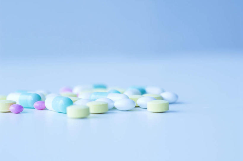 无人,横图,俯视,室内,特写,白天,安全,桌面,桌子,静物,许多,散落,药剂,药丸,防护,药片,蓝色,绿色,紫色,白色,药品,治疗,摄影,影棚,保护,药物,医疗,保险,预防,平安,彩图,高角度拍摄,影棚拍摄,拍摄