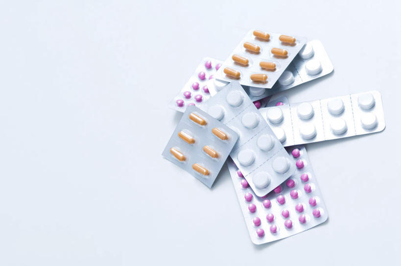 无人,横图,俯视,室内,特写,白天,白色背景,安全,桌面,桌子,静物,堆叠,圆形,药剂,药丸,防护,胶囊,药片,紫色,白色,药品,治疗,摄影,影棚,堆,保护,药物,医疗,保险,预防,平安,彩图,高角度拍摄,影棚拍摄,拍摄