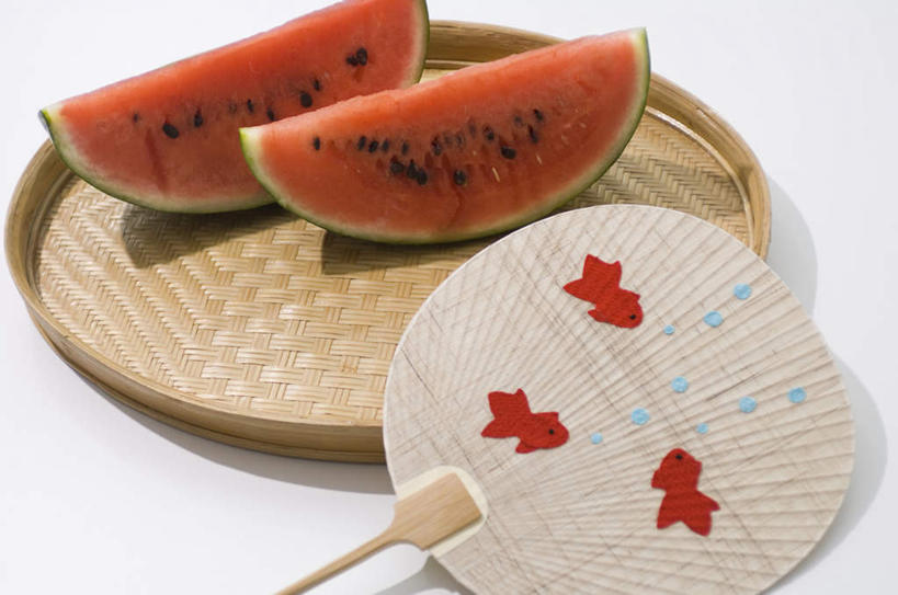 无人,交叉,横图,俯视,室内,特写,白天,白色背景,竹子,西瓜,水果,切片,竹制,新鲜,编织,篮子,扇子,生食,食品,果实,清凉,凉爽,文化,食物,三个,竹篮,摄影,有机食品,绿色食品,影棚,竹条,交织,竹制品,撒扇,穿插,寒瓜,彩图,高角度拍摄,影棚拍摄,拍摄,传统文化