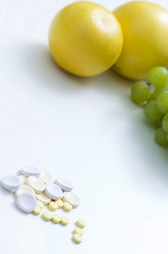 无人,竖图,俯视,室内,特写,白天,安全,桌面,桌子,柠檬,葡萄,水果,新鲜,药剂,药丸,生食,食品,果实,防护,胶囊,药片,食物,两个,黄色,绿色,白色,药品,橙色,治疗,有机食品,绿色食品,保护,药物,医疗,保险,预防,平安,益母果,山葫芦,蒲桃,柠果,草龙珠,彩图,高角度拍摄