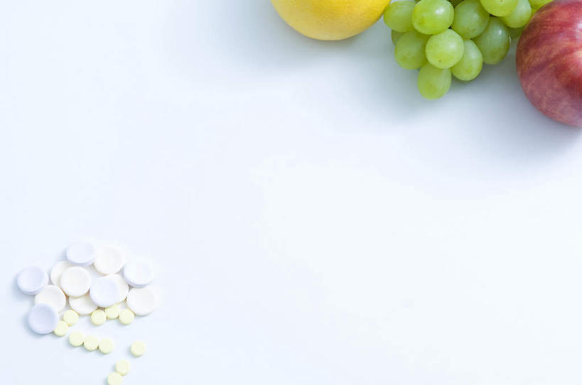 无人,横图,俯视,室内,特写,白天,安全,桌面,桌子,柠檬,葡萄,水果,新鲜,药剂,药丸,生食,食品,果实,防护,胶囊,药片,食物,黄色,红色,绿色,药品,橙色,治疗,有机食品,绿色食品,保护,药物,医疗,保险,预防,平安,益母果,山葫芦,蒲桃,柠果,草龙珠,彩图,高角度拍摄