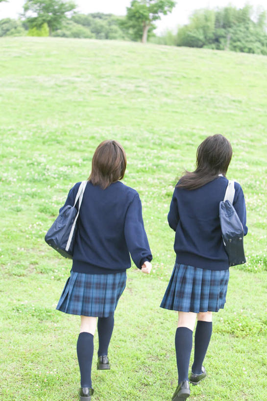 东方人,两个人,伙伴,朋友,站,走,竖图,室外,白天,制服,友谊,草地,草坪,植物,亚洲,服装,包,书包,黄种人,草,树,树木,背面,衣服,绿色,自然,背包,站着,校服,服饰,生长,成长,单肩包,衣着,穿着,学生服,衣饰,友情,年轻女性,女人,女性,亚洲人,步行,散步,站立,走路,彩图,全身