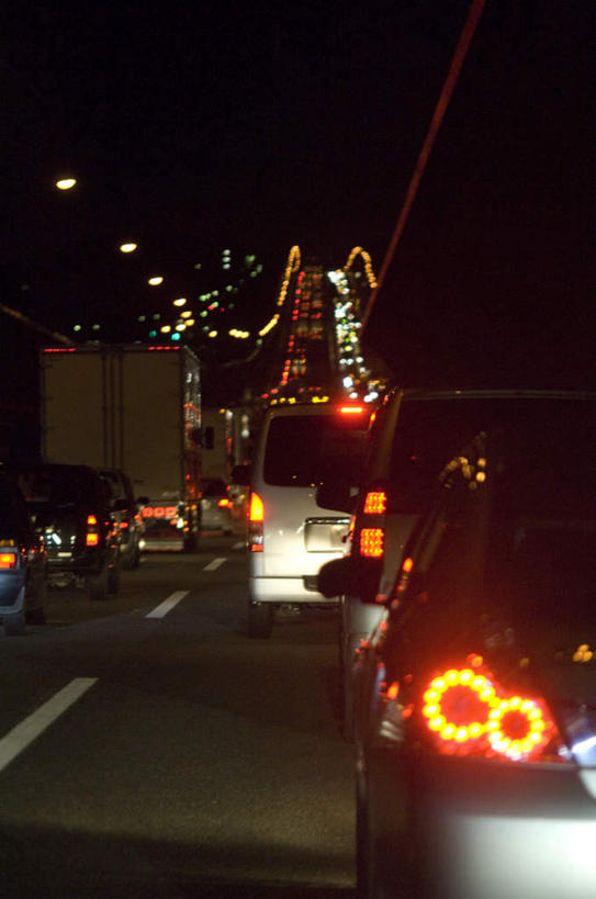 无人,竖图,室外,夜晚,正面,度假,美景,城市风光,城市,道路,路,路灯,公路,汽车,照明,一排,黑色背景,整齐,景观,灯光,交通,娱乐,车,灯,排列,天空,交通工具,轿车,天,享受,休闲,景色,放松,照亮,照明设备,队列,载具,马路,彩图