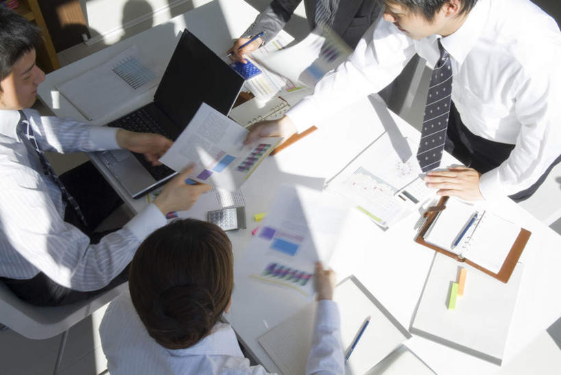 东方人,四个人,同事,商务人士,商务男性,商务女性,办公室,坐,说,横图,俯视,室内,白天,衬衫,讨论,成功,合作,团队,集体,信心,电脑,笔记本电脑,窗户,桌子,亚洲,阴影,套装,开会,会议,光线,网络,影子,办公桌,领带,注视,黄种人,通讯设备,队伍,玻璃窗,相视,阳光,观察,看,面对面,观看,对视,察看,无线,领导,成就,关注,通信设备,相对,商务装,无线网络,合伙,领袖,无线上网,便携式电脑,工薪阶层,相看,交流,手提电脑,男人,男性,年轻男性,年轻女性,女人,女性,亚洲人,年轻人,白领,上班族,沟通,讲话,交谈,商讨,说话,谈话,坐着,半身,彩图,高角度拍摄,衬衣