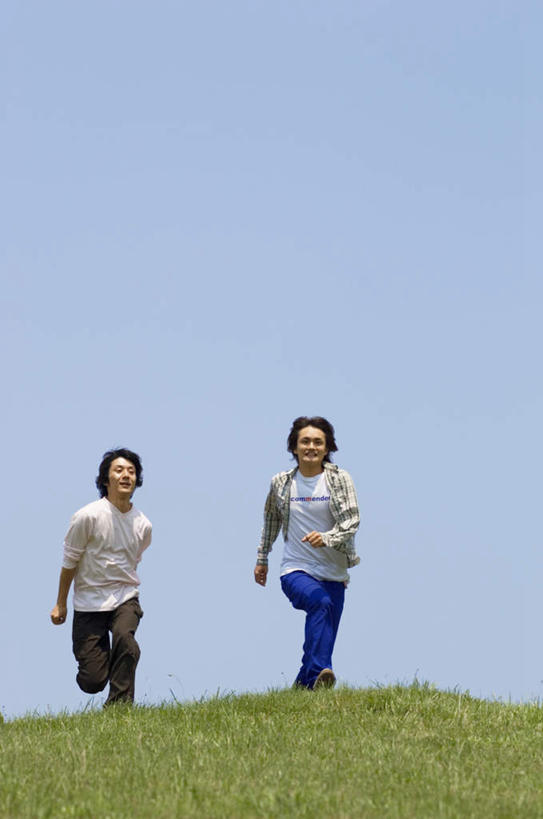 东方人,两个人,伙伴,朋友,跑,竖图,室外,白天,仰视,锻炼,友谊,运动,草地,草坪,植物,亚洲,阴影,服装,光线,影子,休闲装,黄种人,草,衣服,蓝色,绿色,蓝天,天空,阳光,天,休闲,休闲服,服饰,体育,友情,男人,男性,年轻男性,亚洲人,跑步,彩图,低角度拍摄,全身,健身