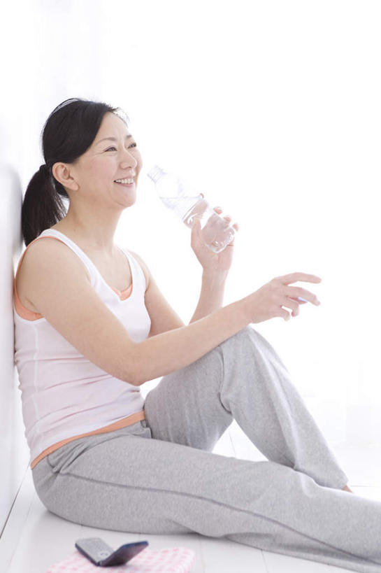 东方人,一个人,坐,笑,微笑,露齿笑,竖图,室内,白天,白色背景,侧面,亚洲,仅一个年轻女性,仅一个女性,仅一个人,服装,墙,拿,拿着,注视,休闲装,黄种人,墙壁,墙面,衣服,粉色,瓶子,塑料制品,观察,看,休闲,休闲服,塑料瓶,摄影,服饰,影棚,观看,察看,关注,年轻女性,女人,女性,亚洲人,坐着,半身,彩图,影棚拍摄,拍摄