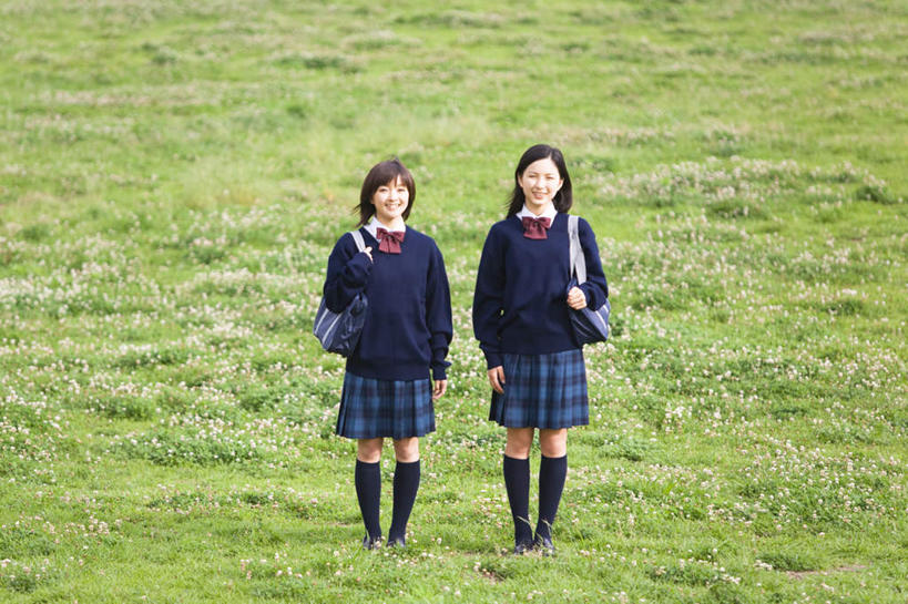 东方人,两个人,伙伴,朋友,站,笑,微笑,横图,室外,白天,正面,制服,友谊,草地,草坪,植物,亚洲,服装,包,书包,注视,黄种人,草,衣服,绿色,黑色,背包,观察,看,站着,同学,校服,服饰,观看,单肩包,察看,衣着,校友,穿着,关注,学生服,同窗,学友,衣饰,友情,年轻女性,女人,女性,亚洲人,长发,站立,彩图,全身