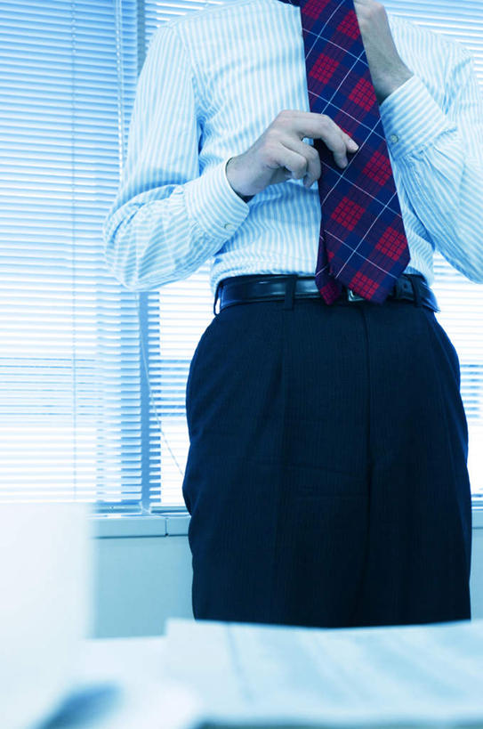 东方人,一个人,商务人士,商务男性,办公室,站,竖图,室内,白天,仰视,衬衫,窗户,窗帘,桌子,亚洲,仅一个男性,仅一个人,条纹,套装,朦胧,模糊,装饰,材料,档案,文件,办公桌,领带,拿,拿着,黄种人,玻璃窗,仅一个年轻男性,紫色,帘子,资料,站着,遮阳,华丽,修饰,点缀,象征,庄重,文档,商务装,身份,工薪阶层,衬托,美观,雅致,雅观,正式,地位,年轻男性,亚洲人,年轻人,白领,上班族,站立,半身,彩图,低角度拍摄,衬衣