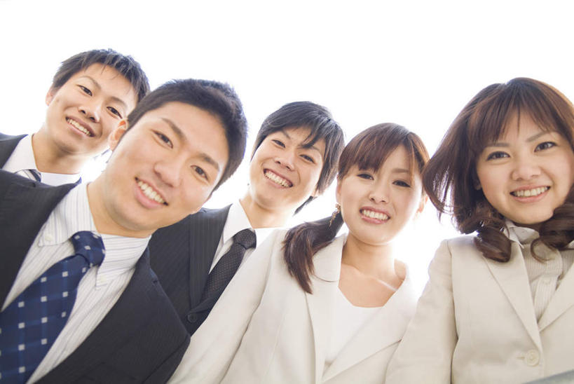 东方人,同事,商务人士,商务男性,商务女性,站,笑,微笑,横图,室外,白天,仰视,衬衫,成功,合作,团队,集体,信心,亚洲,弯腰,套装,云,云朵,领带,许多人,云彩,注视,黄种人,队伍,黑色,白云,天空,天,观察,看,站着,一群人,观看,察看,领导,成就,关注,商务装,合伙,领袖,工薪阶层,弯身,男人,男性,年轻男性,年轻女性,女人,女性,亚洲人,年轻人,长发,白领,上班族,站立,半身,彩图,低角度拍摄,衬衣