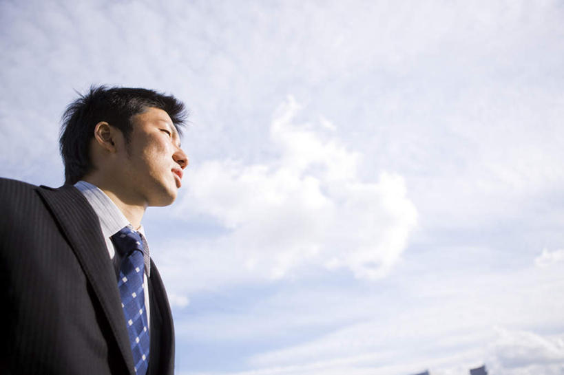 东方人,一个人,商务人士,商务男性,站,笑,微笑,横图,室外,白天,仰视,衬衫,亚洲,仅一个男性,仅一个人,阴影,套装,光线,影子,云,云朵,领带,云彩,注视,黄种人,仅一个年轻男性,蓝色,白云,蓝天,天空,阳光,天,观察,看,站着,观看,察看,关注,商务装,工薪阶层,年轻男性,亚洲人,年轻人,白领,上班族,站立,半身,彩图,低角度拍摄,衬衣