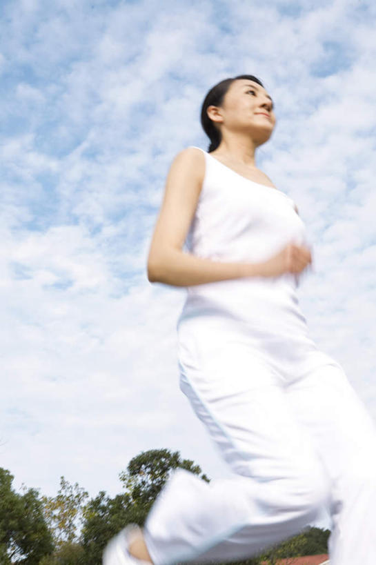 东方人,一个人,跑,竖图,室外,白天,仰视,锻炼,运动,植物,亚洲,仅一个年轻女性,仅一个女性,仅一个人,阴影,服装,光线,影子,云,云朵,云彩,注视,休闲装,黄种人,树,树木,衣服,蓝色,绿色,白色,白云,蓝天,天空,阳光,自然,天,观察,看,休闲,休闲服,服饰,生长,晴朗,成长,观看,察看,关注,体育,年轻女性,女人,女性,亚洲人,晴空,跑步,半身,彩图,低角度拍摄,健身