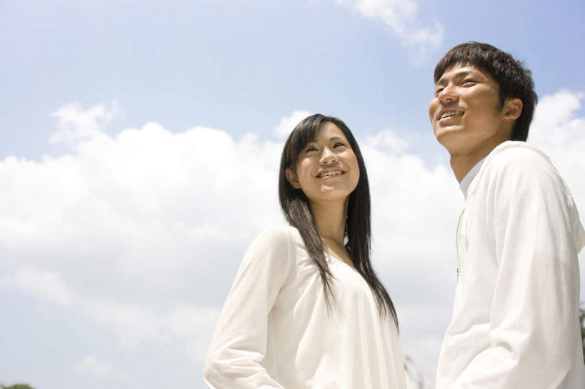 东方人,两个人,夫妻,站,笑,微笑,露齿笑,横图,室外,白天,仰视,爱情,亚洲,阴影,服装,光线,影子,浪漫,注视,休闲装,黄种人,衣服,白色,黑色,阳光,观察,看,站着,休闲,休闲服,恩爱,恋人,服饰,观看,察看,关注,男人,男性,年轻男性,年轻女性,女人,女性,亚洲人,长发,夫妇,情侣,站立,半身,彩图,低角度拍摄,伴侣