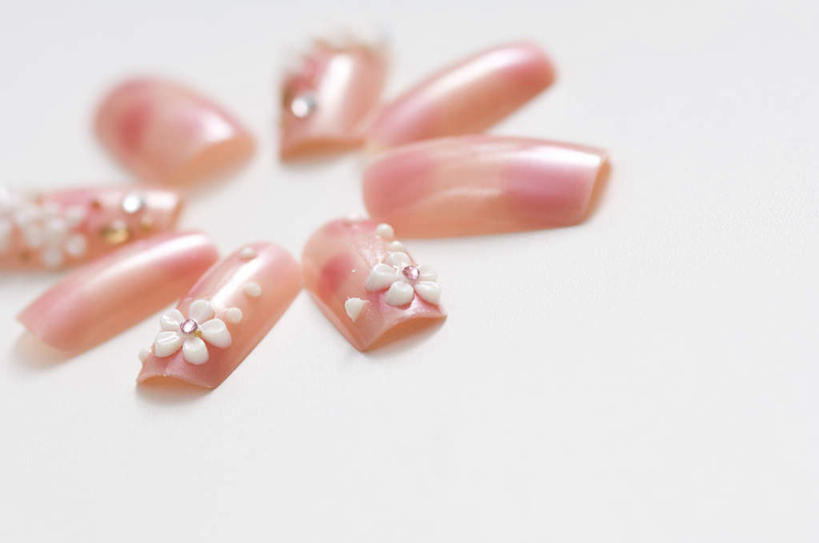 指甲,无人,横图,俯视,室内,特写,白天,白色背景,化妆,美容,静物,许多,护肤,装饰,环绕,围绕,圆形,花瓣,粉色,白色,保养,享受,休闲,放松,美甲,保健,摄影,影棚,华丽,修饰,点缀,养颜,衬托,美观,雅致,雅观,彩图,高角度拍摄,影棚拍摄,拍摄