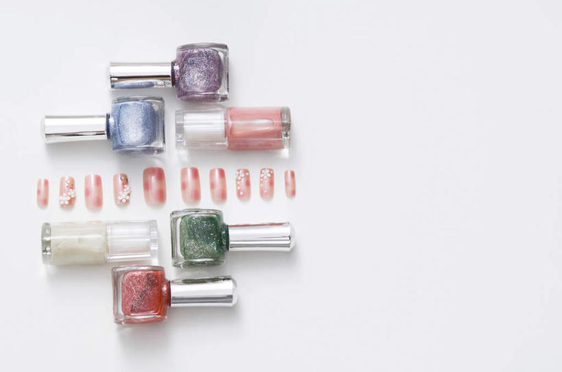 指甲,无人,横图,俯视,室内,特写,白天,白色背景,化妆,美容,桌面,桌子,静物,一排,许多,护肤,整齐,装饰,指甲油,玻璃制品,花瓣,排列,粉色,白色,玻璃瓶,瓶子,保养,享受,休闲,放松,保健,摄影,影棚,华丽,修饰,点缀,队列,养颜,衬托,美观,雅致,雅观,彩图,高角度拍摄,影棚拍摄,拍摄