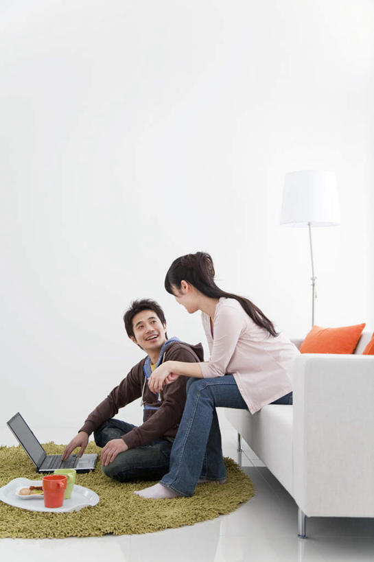 点心,东方人,两个人,夫妻,坐,笑,微笑,竖图,室内,白天,侧面,爱情,下午茶,电脑,笔记本电脑,靠垫,沙发,卧室,杯子,餐具,亚洲,服装,网络,瓷器,碟子,盘,墙,食品,咖啡杯,靠枕,陶瓷制品,浪漫,注视,休闲装,黄种人,通讯设备,墙壁,墙面,食物,糕点,衣服,盘子,垫子,碟,枕头,观察,看,休闲,休闲服,恩爱,恋人,服饰,观看,察看,无线,关注,瓷杯,通信设备,无线网络,布艺沙发,无线上网,便携式电脑,手提电脑,男人,男性,年轻男性,年轻女性,女人,女性,亚洲人,夫妇,情侣,坐着,彩图,全身,睡房,卧房,伴侣,蛋糕