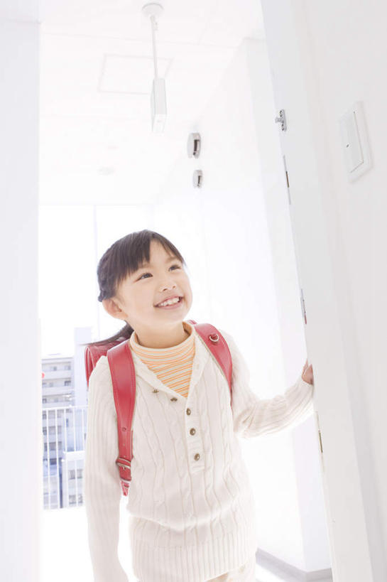 东方人,儿童,一个人,站,笑,微笑,露齿笑,竖图,室内,白天,正面,纯洁,门,亚洲,仅一个女性,仅一个人,服装,包,书包,注视,休闲装,黄种人,小孩,衣服,黑色,背包,门框,观察,看,站着,仅一个小孩,休闲,休闲服,可爱,童年,童趣,服饰,观看,察看,关注,童真,烂漫,无邪,天真,女孩,女人,女性,亚洲人,孩子,长发,站立,半身,彩图,双肩包,女生