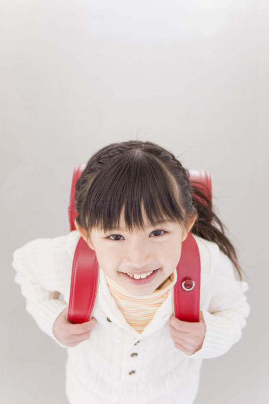 东方人,儿童,一个人,站,笑,微笑,露齿笑,竖图,俯视,室内,白天,纯洁,亚洲,仅一个女性,仅一个人,服装,包,书包,注视,休闲装,黄种人,小孩,衣服,红色,白色,黑色,背包,观察,看,站着,仅一个小孩,休闲,休闲服,可爱,童年,童趣,服饰,观看,察看,关注,童真,烂漫,无邪,天真,女孩,女人,女性,亚洲人,孩子,长发,抬头,仰头,站立,半身,彩图,高角度拍摄,双肩包,女生