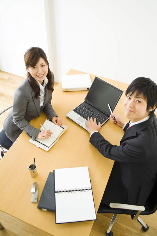 东方人,两个人,同事,商务人士,商务男性,商务女性,办公室,坐,笑,微笑,露齿笑,竖图,俯视,室内,白天,衬衫,成功,合作,团队,集体,信心,电脑,笔记本电脑,家具,桌子,椅子,亚洲,一本,握,套装,网络,木制,笔,办公桌,办公用品,记事本,拿,拿着,注视,黄种人,通讯设备,队伍,文具,两个,白色,黑色,本子,笔记本,木制品,学习用品,观察,看,握着,观看,档案夹,文具用品,两支,察看,无线,领导,成就,关注,通信设备,商务装,无线网络,合伙,领袖,无线上网,便携式电脑,工薪阶层,办公家具,球椅,太空椅,鸡蛋椅,手提电脑,男人,男性,年轻男性,年轻女性,女人,女性,亚洲人,白领,上班族,坐着,半身,彩图,高角度拍摄,衬衣