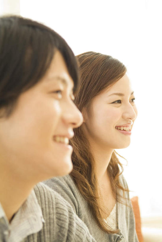 东方人,脸,头,脸颊,两个人,夫妻,坐,笑,微笑,露齿笑,竖图,室内,特写,白天,侧面,爱情,亚洲,服装,朦胧,模糊,浪漫,注视,休闲装,黄种人,衣服,观察,看,休闲,休闲服,恩爱,恋人,服饰,观看,察看,关注,男人,男性,年轻男性,年轻女性,女人,女性,亚洲人,头部,脸部,脸蛋,面部,夫妇,情侣,坐着,半身,彩图,伴侣