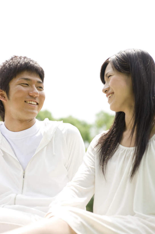 东方人,两个人,坐,笑,微笑,露齿笑,竖图,室外,白天,正面,爱情,植物,亚洲,服装,浪漫,注视,休闲装,黄种人,相视,树,树木,衣服,蓝色,绿色,蓝天,天空,自然,天,观察,看,休闲,温暖,温馨,休闲服,恩爱,恋人,服饰,生长,晴朗,成长,观看,对视,和睦,察看,关注,万里无云,相看,亚洲人,情侣,晴空,晴空万里,坐着,半身,彩图,伴侣,融洽