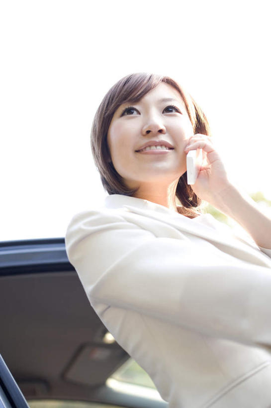 东方人,一个人,商务人士,商务女性,站,笑,打电话,微笑,露齿笑,竖图,室外,白天,仰视,汽车,电话,手机,亚洲,仅一个年轻女性,仅一个女性,仅一个人,握,套装,拿,拿着,注视,黄种人,通讯设备,车,蓝色,蓝天,天空,交通工具,轿车,天,观察,看,靠,靠着,倚靠,站着,握着,晴朗,观看,察看,倚着,关注,载具,商务装,工薪阶层,万里无云,交流,年轻女性,女人,女性,亚洲人,白领,上班族,晴空,晴空万里,沟通,通话,站立,半身,彩图,低角度拍摄