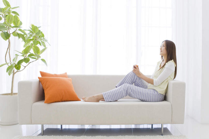 东方人,一个人,客厅,躺,笑,微笑,露齿笑,横图,室内,白天,侧面,植物,窗帘,靠垫,沙发,杯子,叶子,亚洲,仅一个年轻女性,仅一个女性,仅一个人,许多,服装,装饰,盆栽,塑料,绿叶,靠枕,盆景,拿,拿着,注视,休闲装,黄种人,两个,衣服,绿色,白色,自然,帘子,塑料制品,抱枕,枕头,看,靠,靠着,倚靠,休闲,休闲服,橙色,嫩叶,遮阳,服饰,生长,成长,塑料杯,华丽,修饰,点缀,起居室,倚着,关注,布艺沙发,衬托,美观,雅致,雅观,客堂,卧着,年轻女性,女人,女性,亚洲人,叶,叶片,抬头,躺着,卧,仰头,彩图,全身