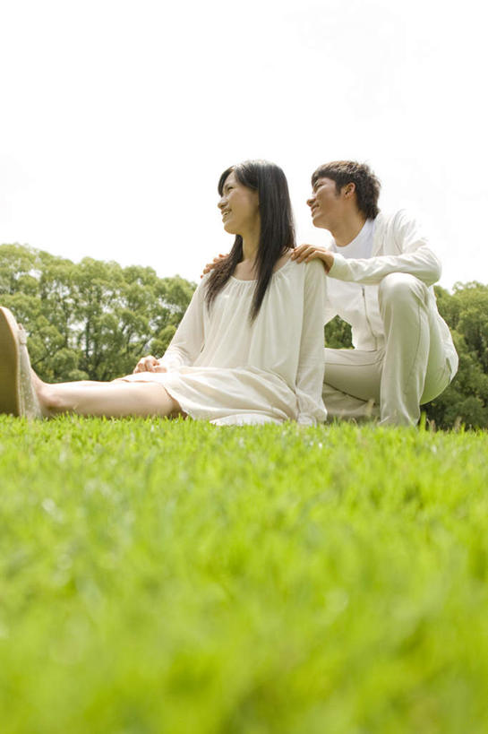 东方人,两个人,坐,蹲,笑,微笑,露齿笑,竖图,室外,白天,仰视,爱情,草地,草坪,植物,亚洲,撑,服装,草丛,浪漫,注视,休闲装,黄种人,肩膀,草,衣服,蓝色,绿色,蓝天,天空,天,观察,看,休闲,温暖,温馨,休闲服,恩爱,恋人,服饰,晴朗,观看,和睦,察看,撑着,关注,万里无云,男人,男性,年轻男性,年轻女性,女人,女性,亚洲人,情侣,晴空,晴空万里,蹲着,坐着,彩图,低角度拍摄,全身,伴侣,融洽