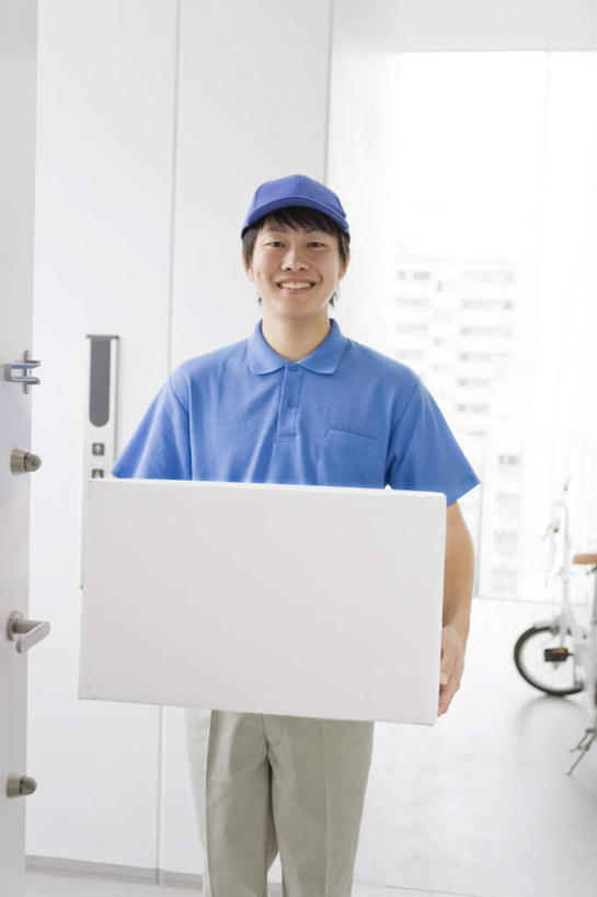 东方人,一个人,站,捧,笑,微笑,露齿笑,竖图,室内,白天,正面,工作服,制服,亚洲,仅一个男性,仅一个人,服装,纸盒,注视,黄种人,盒子,仅一个年轻男性,衣服,蓝色,白色,包装盒,观察,看,站着,快递员,服饰,观看,察看,衣着,穿着,关注,快递,速递,工作制服,衣饰,男人,男性,年轻男性,亚洲人,端,端着,捧着,手捧,站立,半身,彩图,工作套服