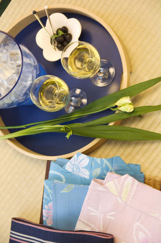 点心,汤团,无人,竖图,俯视,室内,特写,白天,民族服装,购物,消费,玉兰花,杯子,袋子,叶子,托盘,许多,和服,盛开,包装袋,高脚杯,手提袋,冰块,料理,食品,绿叶,购物袋,红酒杯,白葡萄酒,榻榻米,两杯,三片,花蕾,美食,玻璃制品,花,花瓣,花朵,鲜花,食物,糕点,两朵,一个,粉色,蓝色,白色,盘子,酒杯,花苞,花蕊,两件,中式,嫩叶,金融,服饰,单个,购买,贸易,汤圆,吴服,唐草,唐花,唐锦,元宵,叶,叶片,玻璃杯,彩图,高角度拍摄,传统服装,民俗服