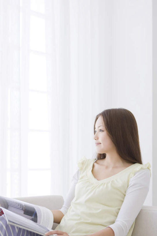 东方人,一个人,客厅,躺,笑,微笑,竖图,俯视,室内,白天,窗户,窗帘,落地窗,沙发,书籍,亚洲,仅一个年轻女性,仅一个女性,仅一个人,服装,装饰,拿,拿着,休闲装,黄种人,玻璃窗,衣服,灰色,帘子,靠,靠着,倚靠,休闲,休闲服,遮阳,服饰,华丽,修饰,点缀,起居室,倚着,布艺沙发,衬托,美观,雅致,雅观,客堂,卧着,年轻女性,女人,女性,亚洲人,书,图书,躺着,卧,半身,彩图,高角度拍摄