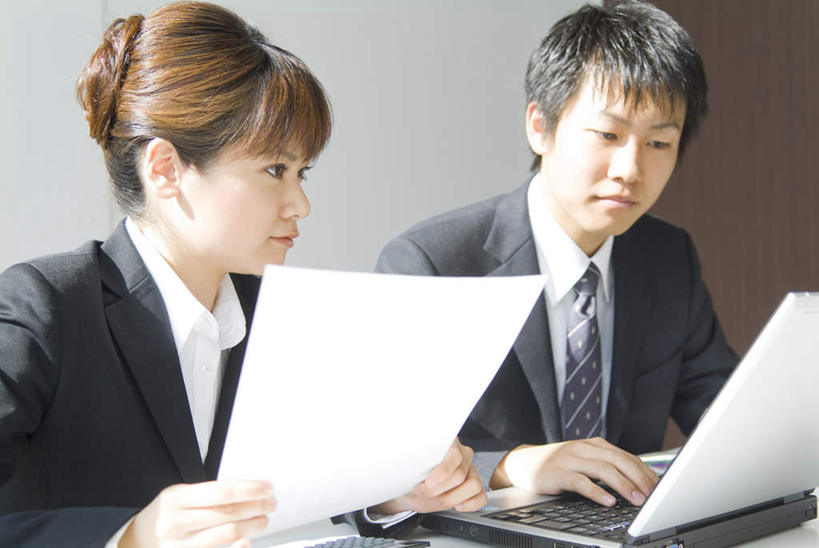 东方人,两个人,伙伴,朋友,商务人士,商务男性,商务女性,办公室,坐,横图,室内,白天,正面,衬衫,友谊,合作,团队,电脑,笔记本电脑,亚洲,一张,敲打,套装,网络,材料,档案,文件,拿,拿着,注视,黄种人,输入,通讯设备,资料,打字,观察,看,战略,观看,点击,敲击,察看,无线,关注,文档,通信设备,商务装,无线网络,无线上网,便携式电脑,工薪阶层,联合,合谋,配合,协作,按键,手提电脑,男人,男性,年轻男性,年轻女性,女人,女性,亚洲人,白领,上班族,坐着,半身,彩图,衬衣