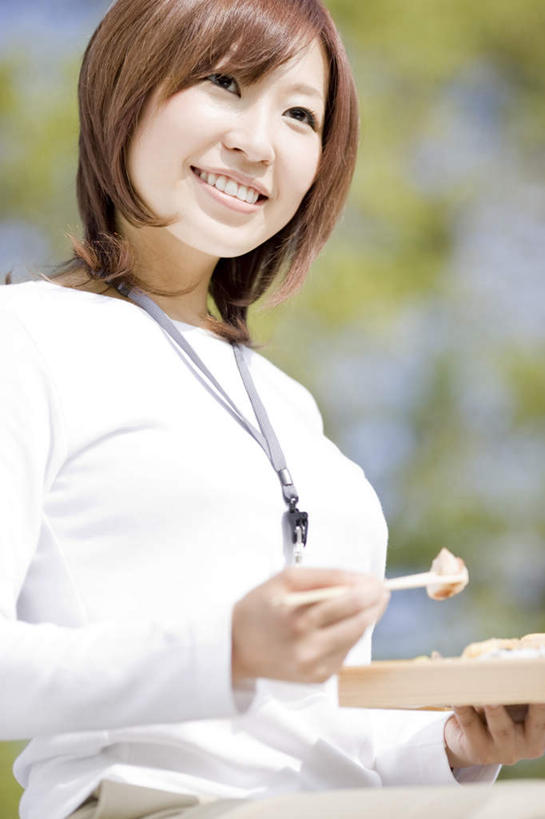 盒饭,东方人,一个人,商务人士,商务女性,坐,捧,笑,微笑,露齿笑,竖图,室外,白天,仰视,植物,筷子,餐具,亚洲,仅一个年轻女性,仅一个女性,仅一个人,一双,朦胧,模糊,木制,便当,餐盒,拿,拿着,注视,黄种人,文化,传统,树,树木,蓝色,绿色,蓝天,天空,自然,木制品,天,观察,看,便捷,生长,晴朗,成长,观看,礼节,察看,便利,关注,礼仪,工薪阶层,万里无云,快捷,弁当,年轻女性,女人,女性,亚洲人,白领,上班族,进餐用具,晴空,晴空万里,端,端着,捧着,手捧,坐着,半身,彩图,低角度拍摄