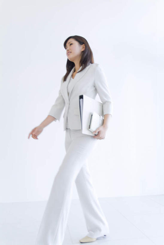 东方人,一个人,商务人士,商务女性,走,笑,微笑,露齿笑,竖图,室内,白天,白色背景,侧面,亚洲,仅一个年轻女性,仅一个女性,仅一个人,一本,套装,记事本,文件夹,拿,拿着,黄种人,一个,白色,本子,笔记本,摄影,影棚,单个,商务装,工薪阶层,年轻女性,女人,女性,亚洲人,白领,上班族,步行,散步,走路,半身,彩图,影棚拍摄,拍摄