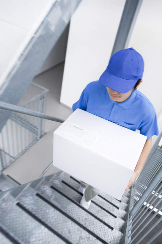 东方人,一个人,栏杆,走,捧,竖图,俯视,室内,白天,工作服,制服,楼梯,金属制品,亚洲,仅一个男性,仅一个人,服装,金属,扶手,阶梯,黄种人,护栏,台阶,仅一个年轻男性,衣服,蓝色,服饰,衣着,穿着,工作制服,衣饰,男人,男性,年轻男性,亚洲人,端,端着,捧着,手捧,走路,半身,彩图,高角度拍摄,工作套服