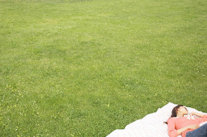 东方人,一个人,躺,闭眼,睡,横图,俯视,室外,白天,草地,草坪,植物,亚洲,仅一个年轻女性,仅一个女性,仅一个人,服装,休闲装,黄种人,草,衣服,绿色,垫子,休闲,休闲服,服饰,卧着,年轻女性,女人,女性,亚洲人,闭眼睛,闭着眼,闭着眼睛,困,困觉,寝息,睡觉,躺着,卧,半身,彩图,高角度拍摄