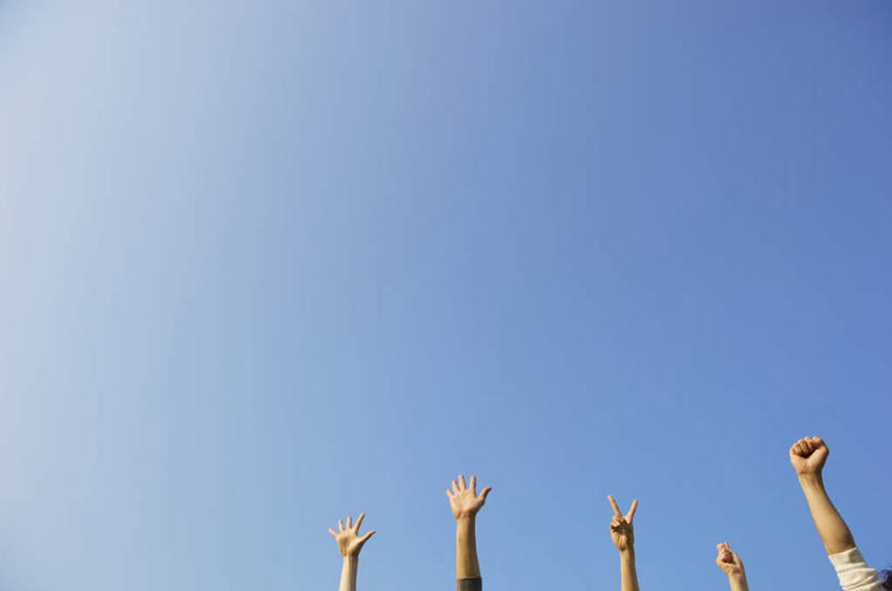 东方人,横图,室外,白天,仰视,快乐,兴奋,骄傲,成功,胜利,亚洲,五个人,握,服装,云,云朵,许多人,云彩,休闲装,黄种人,鼓励,衣服,蓝色,白云,蓝天,天空,天,加油,手势,握拳,一群人,休闲,休闲服,自信,打气,握着,服饰,晴朗,鼓舞,亚洲人,晴空,半身,彩图,低角度拍摄,欢乐,开心,五指张开