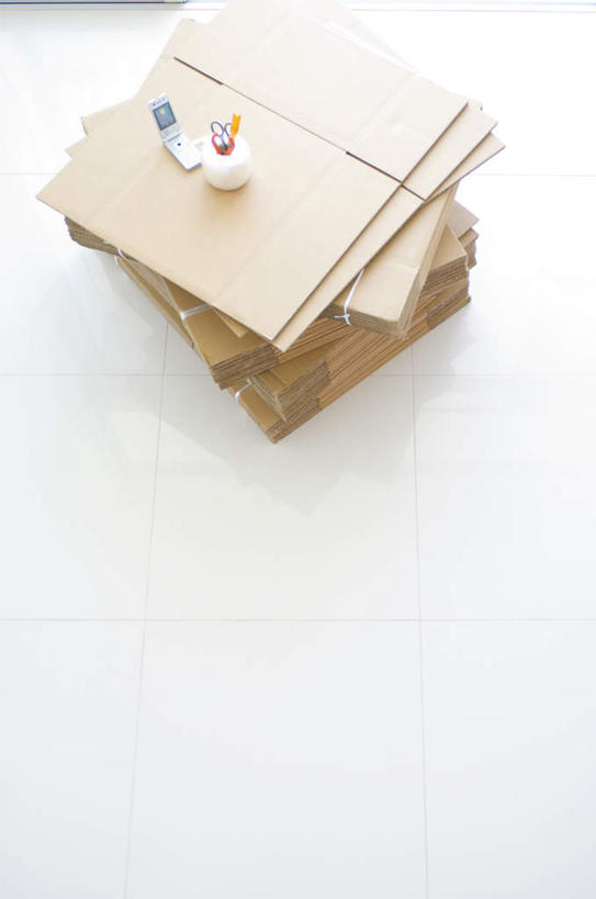 无人,打电话,竖图,俯视,室内,白天,电话,手机,许多,连接,修剪,组合,弯曲,包装,瓷砖,地砖,工具,剪刀,钳子,纸箱,地面,加工,通讯设备,一个,黄色,白色,容器,箱子,单个,老虎钳,裁剪,链接,固定,五金,剪子,剪裁,切割,紧固,拼接,剪断,拼凑,纸板箱,扭转,包装箱,拼合,凑集,聚合,撮合,链结,牢固,夹持,交流,沟通,通话,彩图,高角度拍摄