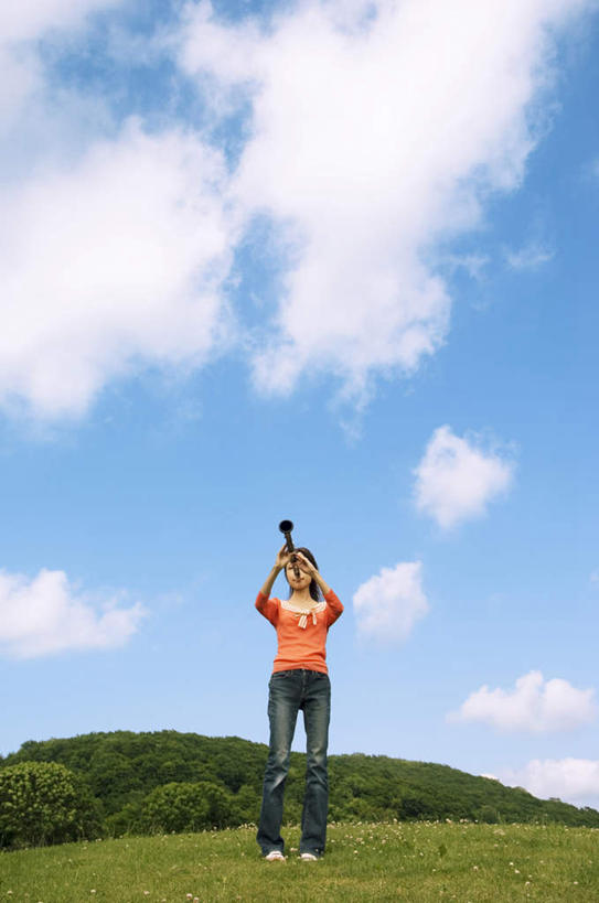 东方人,一个人,站,竖图,室外,白天,仰视,草地,草坪,树林,植物,亚洲,仅一个年轻女性,仅一个女性,仅一个人,服装,云,云朵,单簧管,黑管,乐器,木管乐器,吹奏,拿,云彩,拿着,注视,休闲装,黄种人,草,树,树木,衣服,蓝色,绿色,白云,蓝天,天空,自然,天,吹,观察,看,站着,休闲,休闲服,服饰,生长,晴朗,成长,观看,察看,木管,关注,克拉管,乌木棒,年轻女性,女人,女性,亚洲人,晴空,站立,彩图,低角度拍摄,全身